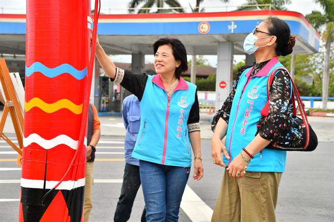 花莲县吉安乡南埔加油站前的槽化岛电杆的彩绘逐渐斑驳，且上头电线繁杂交错，经乡公所重新粉刷，协调电线所属单位将电线地下化，让槽化岛重见天际，提升市容质感。（吉安乡公所提供／罗亦晽花莲传真）