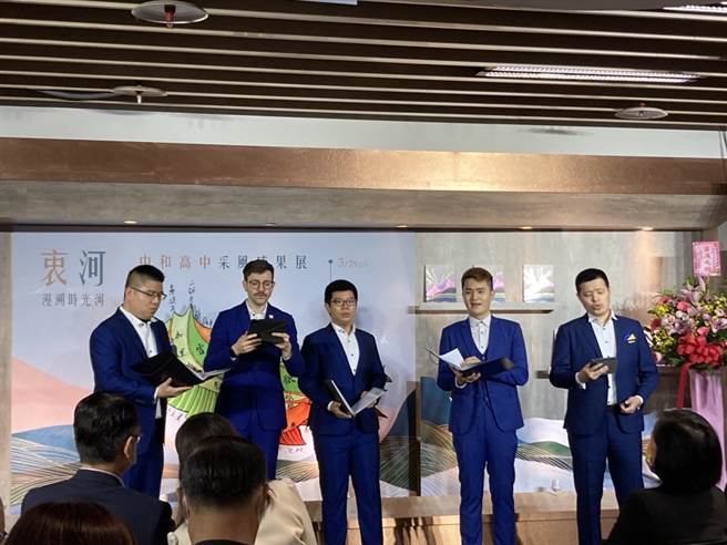 拉縴人男生合唱团开场演出。（徐沛琪摄）