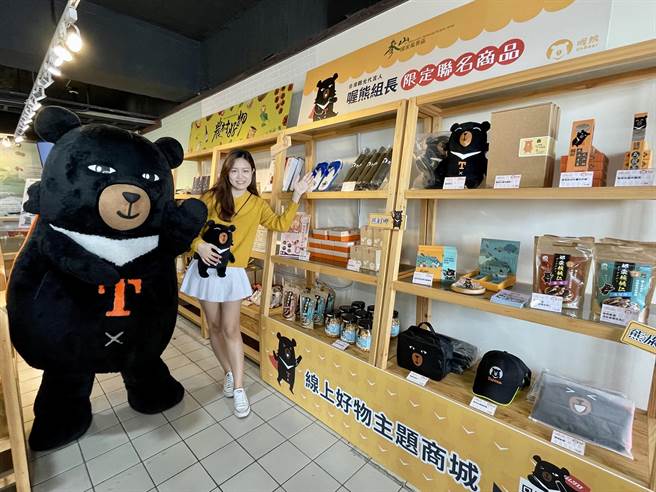 观光局参山处与农委会水保局台中分局，29日在泰安服务区联合办理「喔熊专柜」与「山守现道之驿」周年庆活动，联手出击、抢夺商机。(参山处提供／陈世宗台中传真)  