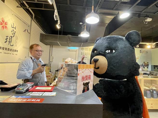 观光局参山处与农委会水保局台中分局，29日在泰安服务区联合办理「喔熊专柜」与「山守现道之驿」周年庆活动，联手出击、抢夺商机。(参山处提供／陈世宗台中传真)  