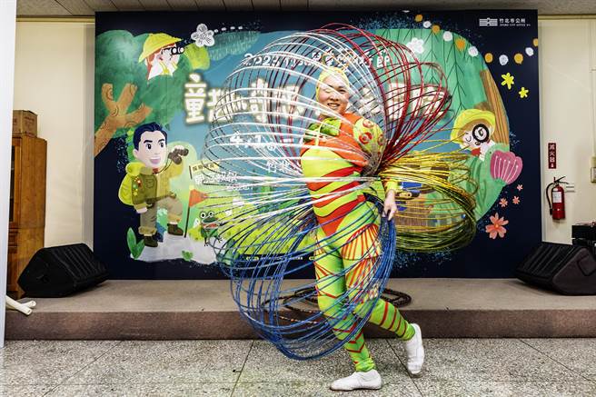 好玩的剧团表演者将一整迭呼拉圈展开，犹如化身为昆虫，让现场小朋友惊奇连连。（罗浚滨摄）