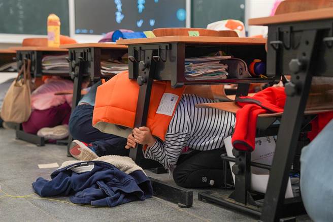 东湖国小学生模拟地震发生后就地掩蔽。（林口区公所提供）