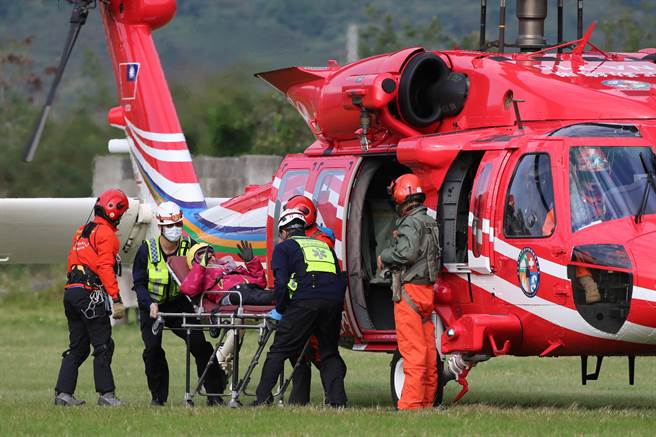 彰化57岁王姓女山友，走能高安东军登山路线，不慎摔落边坡。（空勤总队提供／王志伟花莲传真）