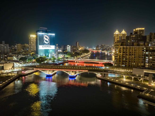 爱河灯光应援演唱会展现代表色，和歌迷一起嗨翻。(高雄市文化局提供)