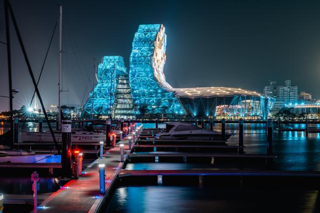 爱河灯光应援演唱会展现代表色，图为五月天蓝光效。(高雄市文化局提供)