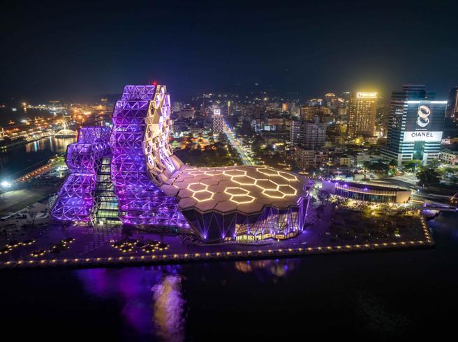 aMEI演唱会代表色迷幻紫光效。(高雄市文化局提供)