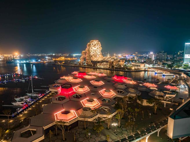 爱河灯光应援演唱会展现代表色，图为大港开唱人生橘光效。(高雄市文化局提供)
