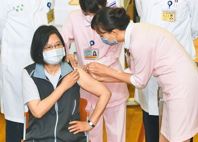 图为蔡英文总统（左）接种高端疫苗。（示意图／本报资料照片）