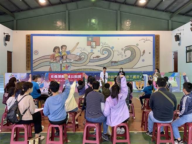 童综合医院小儿肠胃科胡书玮医师进行卫教。（陈世宗摄）