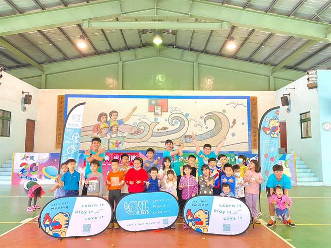 SEG_Sports_Academy_嘻虎运动学院5位教练与小朋友合照。（陈世宗摄）