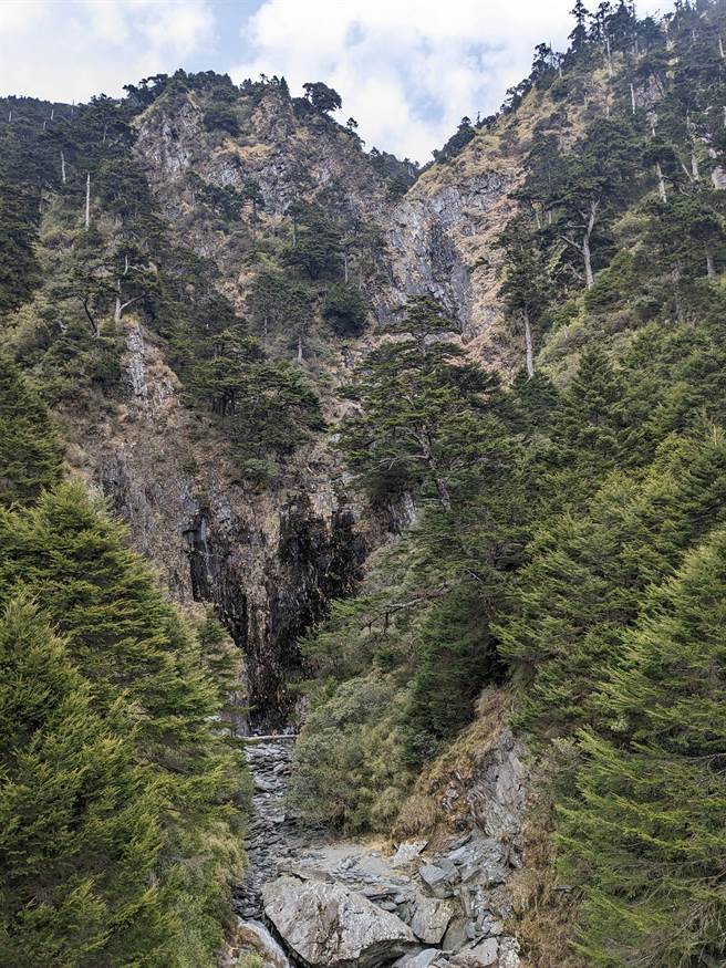 去年入冬后，久未下雨，山区多个水源地乾涸，能高瀑布也因乾旱一度消失。（天池山庄提供／杨静茹南投传真）