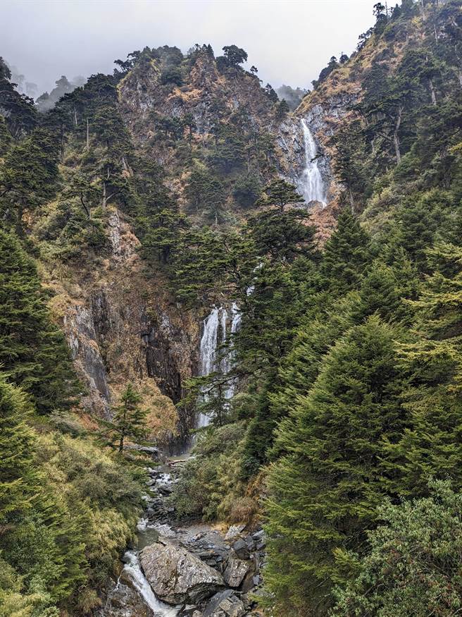 近日这波春雨挹注，尤其是昨晚的大雨，能高瀑布终于復活了。（天池山庄提供／杨静茹南投传真）