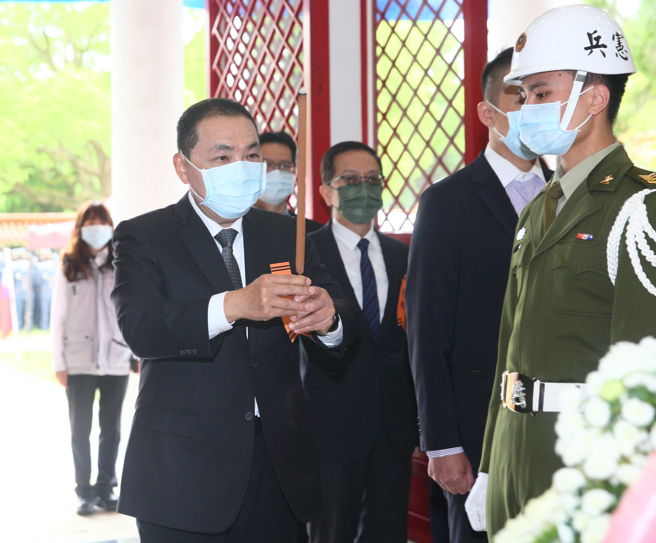 新北市忠烈祠今（29）日上午举行春祭典礼，由新北市长侯友宜担任主祭官，率新北市议会、市府团队、军方等代表及烈、义士家属共计约300余人一同向烈、义士表达最深敬意。（张铠乙摄）