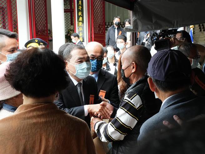 新北市忠烈祠今（29）日上午举行春祭典礼，由新北市长侯友宜担任主祭官，率新北市议会、市府团队、军方等代表及烈、义士家属共计约300余人一同向烈、义士表达最深敬意。（黄敬文摄）