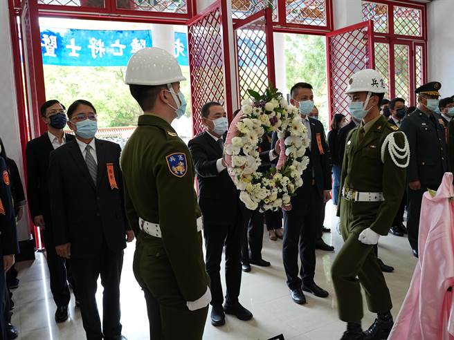 新北市忠烈祠今（29）日上午举行春祭典礼，由新北市长侯友宜担任主祭官，率新北市议会、市府团队、军方等代表及烈、义士家属共计约300余人一同向烈、义士表达最深敬意。（黄敬文摄）