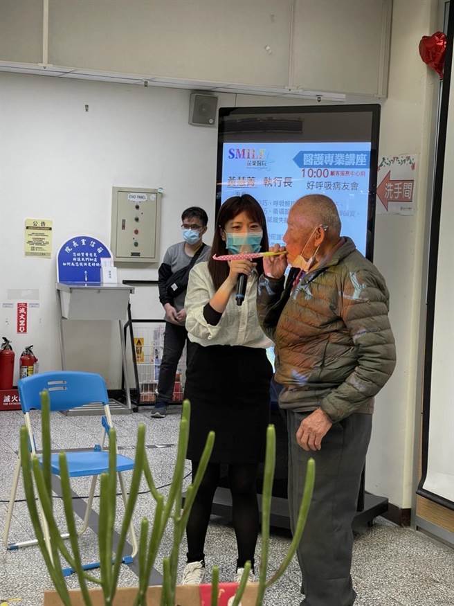 黄慧菁（左）指导民眾，藉由吹气球方式模拟噘嘴吐气动作，可以让肺内过度滞留的气体排空和缓和呼吸喘。（苗栗医院提供／李京升苗栗传真）