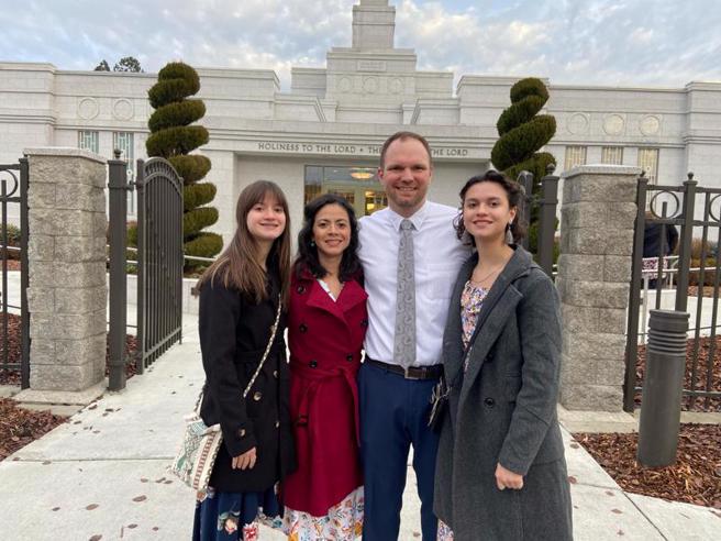 凱拉．畢雅羅勃斯（kayla tenney villalobos，左1）2月參加美國愛達荷州區域拼字大賽奪冠，5月底至6月初將代表愛達荷州出戰全國拼字大賽。（圖/ 中央社）