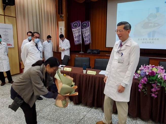陈姓女患者（献花者）肝癌5公分大且长在横膈膜下方的困难位置，她求诊胡瑞恒教授开刀，顺利完成手术且恢復正常生活，29日向他献花致谢。（周丽兰摄）