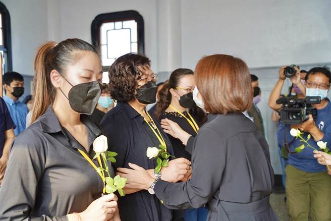 屏东县春祭，消防小队长萧翰隆入祀忠烈祠。(屏县府提供)