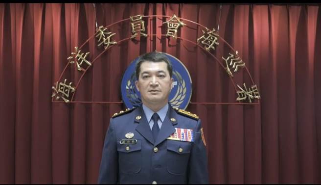 海巡署侦防分署副分署长洪伯升，说明今年3月迄今，执行海上救生救难死亡案件，于海上岸际发现的大体有16具。(陈世宗翻摄)