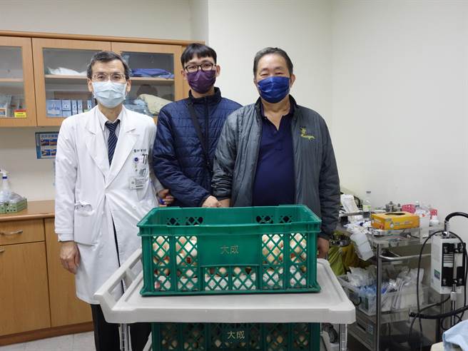 叶姓鸡农（右一）与儿子（右二）与大林慈济外科部主任暨整形外科主任黄介琦（左一）合影。（大林慈济医院提供／邱显诚嘉义传真）