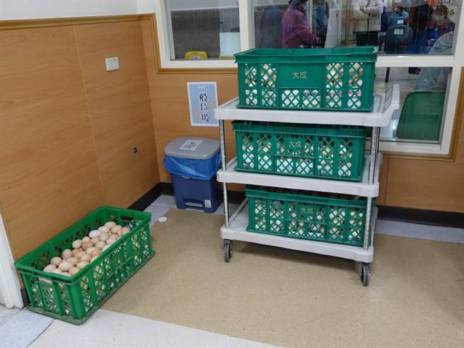 叶姓鸡农为感谢大林慈济「救指」之恩，赠送自家产的鸡蛋答谢医护。（大林慈济医院提供／邱显诚嘉义传真）