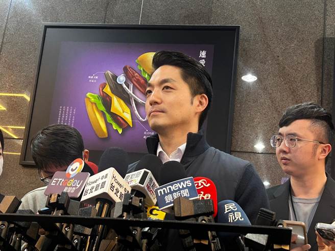 台北市長蔣萬安29日下午出席112年市府模範公務人員暨優秀青年公務人員表揚典禮，會前受訪。（陳薏云攝）