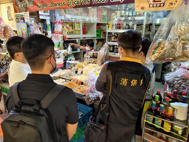 台南市政府前进市场查核应景食品，春卷因应原物料调涨，价格也微扬。（台南市政府提供／曹婷婷台南传真）
