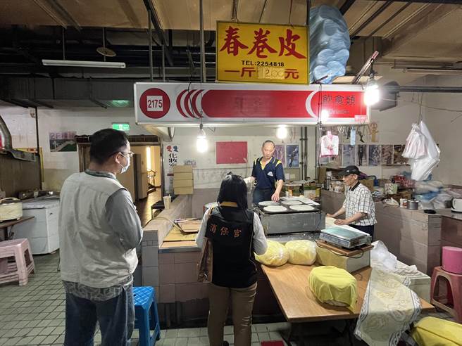 台南市政府前进市场查核应景食品，今年春卷皮价格涨幅约1成。（台南市政府提供／曹婷婷台南传真）