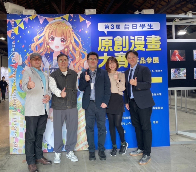 义守大学数媒系创作大放异彩，夺下「第三届台日学生原创漫画大赛」Wacom大奖、评审员奖等大奖，惊艳四座。(照片/义守大学提供)
