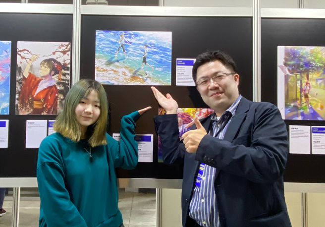 数媒系大一生谢语婕(左)，将大学校园生活融入在作品当中，以作品「夏天的尾巴」获得插画组的Wacom大奖。(照片/义守大学提供)

