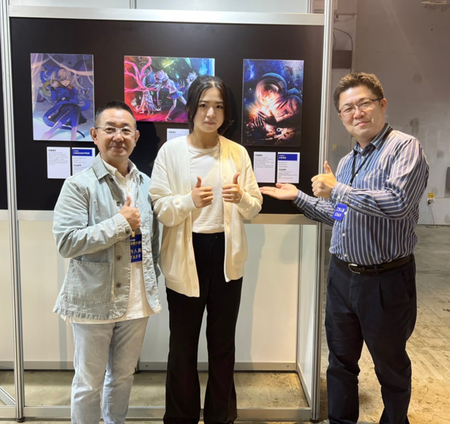 数媒系大一生姚怡君(中)，以「消逝与重生」科幻的创作风格，荣获评审青睐，并夺下插画组「审査员奖」。(照片/义守大学提供)

