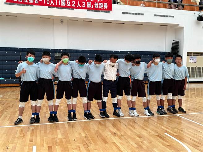 嘉義縣府舉辦中小學10人11腳競跑賽，縣長翁章梁（左六）下場與學生同樂。（邱顯誠攝）