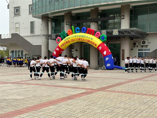 嘉義縣府在縣立體育館舉辦中小學10人11腳競跑賽，參加隊伍於館外進行練習。（邱顯誠攝）