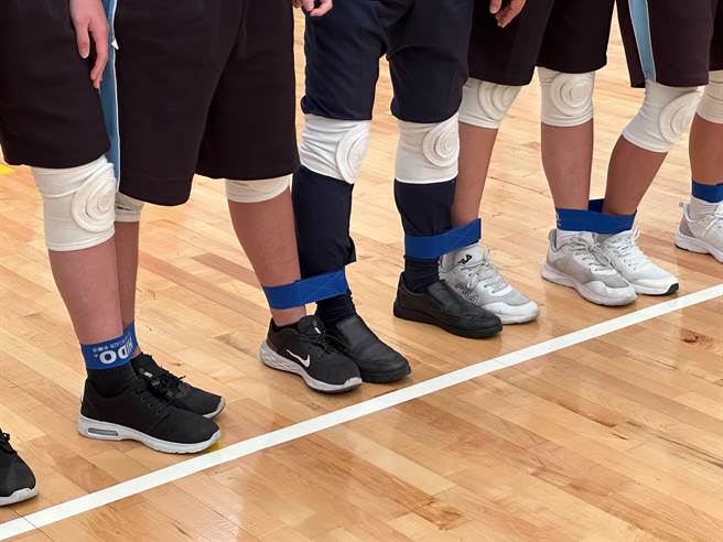 嘉義縣府舉辦中小學10人11腳競跑賽，參賽者腳綁在一起，彼此藉溝通找出穩定步伐，從中訓練團隊默契。（邱顯誠攝）