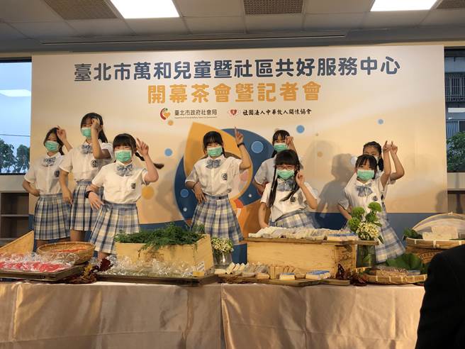 北市「萬和兒童暨社區共好服務中心」29日熱鬧開幕，邀請小朋友上台表演。（張芷瑜攝）