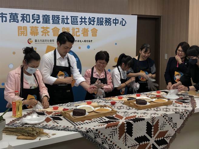 台北市長蔣萬安29日出席「萬和兒童暨社區共好服務中心」開幕活動，現場體驗包麻糬。（張芷瑜攝）