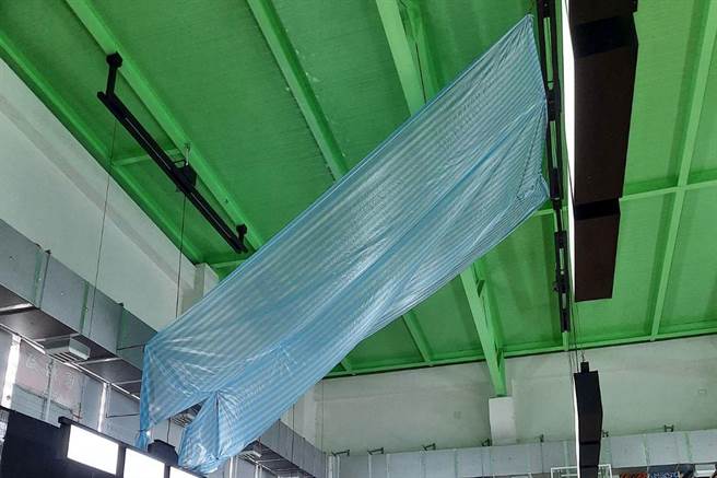 宜兰国民运动中心的多功能综合球场发生漏水问题，厂商暂时以帆布将漏水引流。（宜兰县议员林丽提供／李忠一宜兰传真）