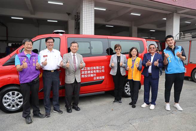 郁正、源盟公司及南投扶轮社，29日捐赠警备车给南投县消防局。（南投县政府提供／廖志晃南投传真）