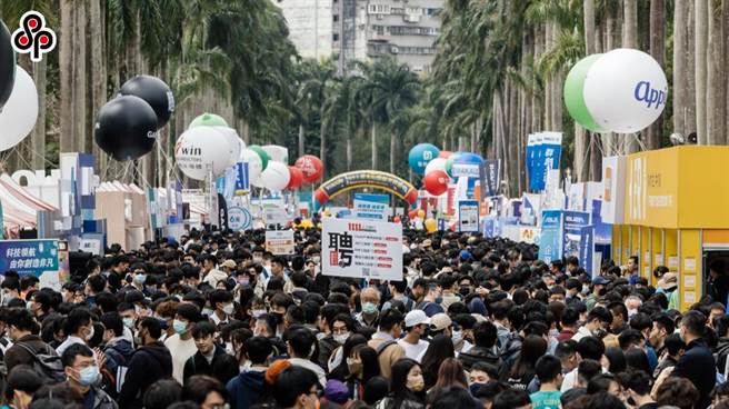據勞動部今天公布的「15-29歲青年勞工就業狀況調查」指出，2022年青年勞工每月薪資運用在生活費用占整體的39.6％，較2020年調查的37.1％明顯上升。（報系資料照）