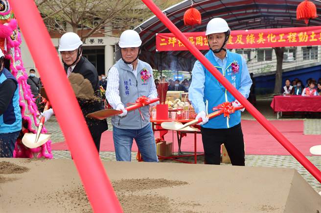 苗栗县长锺东锦、苗栗市长邱镇军等人持铲动土。（苗栗县政府提供／李京升苗栗传真）