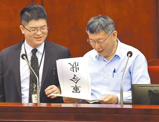 悠游卡公司董事会今日解任原总经理、前台北市长柯文哲爱将邱昱凯（左），由现任董事暨副总经理李志仁代理。（本报资料照片）