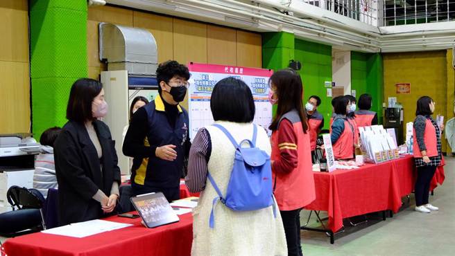 台中市政府劳工局去年12月起接受劳动部委办台中介业服务站，以一站式的就业服务。(本报资料照)