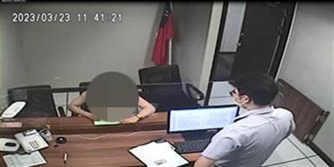 李男向书记官说明无法取回车辆的原委，并办理分期缴纳罚锾。（新北分署提供）