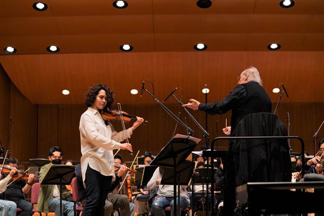 维尼奥夫斯基小提琴大赛、帕格尼尼小提琴大赛双料金牌得主，小提琴女神阿伦娜．芭耶娃（Alena Baeva）首度来台。（台北市立交响乐团提供）