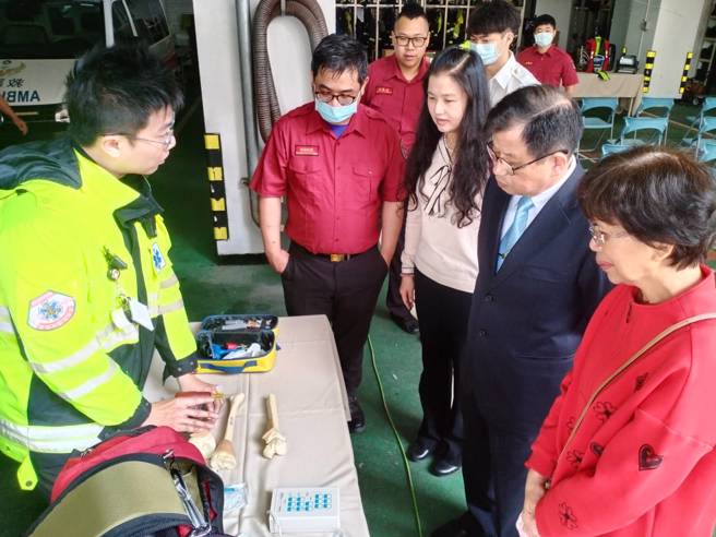 财团法人天得欧氏、欧黄宝钗慈善基金会共同捐赠本局第三救灾救护大队救护车、灾勘车各1辆及2台高阶生理监视器。(新北市消防局提供)