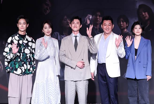 夏腾宏、柯佳嬿、吴慷仁、庹宗华、江宜蓉出席《模仿犯》首映会。（陈俊吉摄）