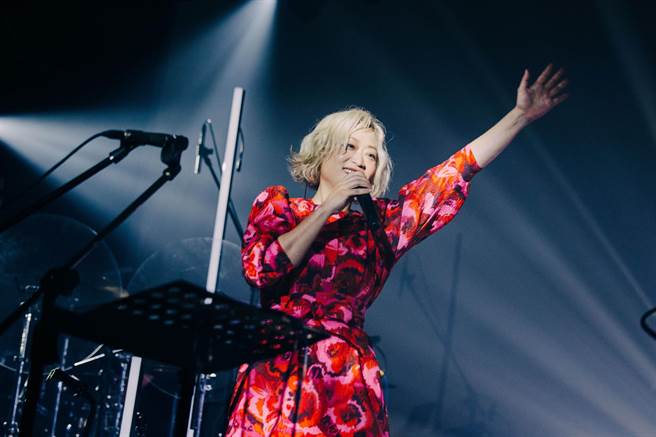 Lisa身穿一套红色鲜艳花朵洋装登场。（Madame H提供）