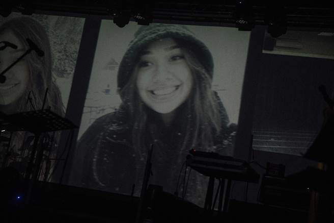 Lisa女儿另类同台，母女合唱〈大风吹〉。