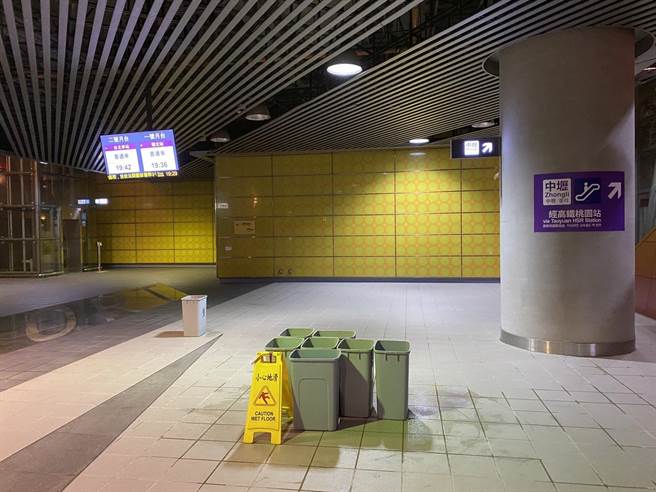 机捷A15大园站内，由于近来连日降雨，出现漏水情形。（徐其万提供／蔡明亘桃园传真）